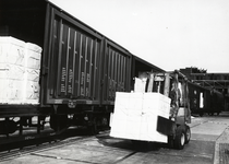 171229 Afbeelding van het beladen van goederenwagens (schuifwandwagen) type Hbiss en Hbis-w van de N.S. met behulp van ...